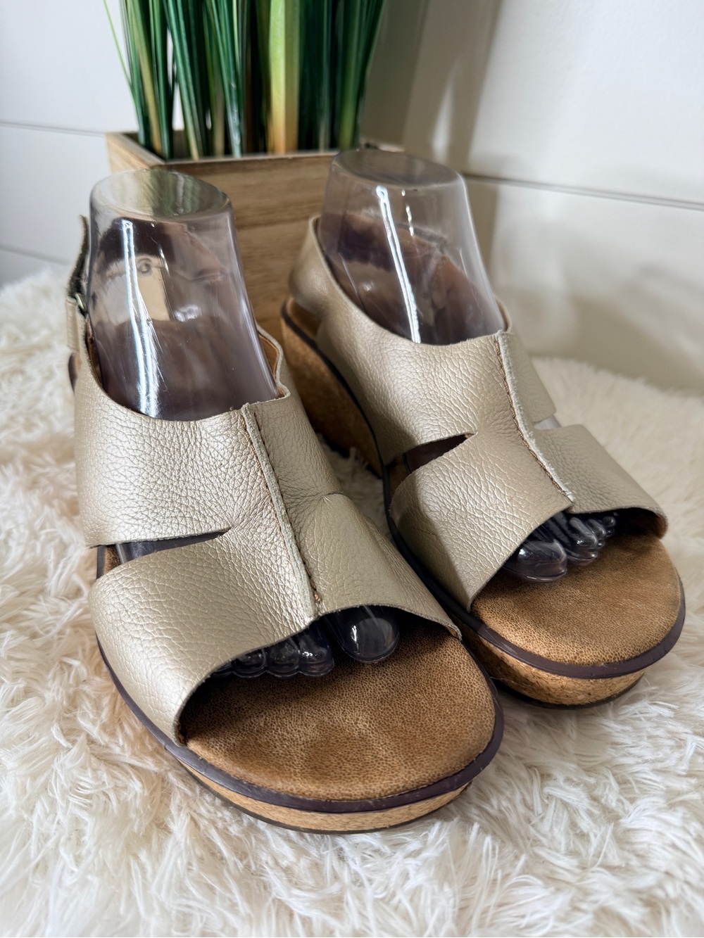 Clarks Collection Metallic Leather Cutout Slingback Cork Wedges Gold Size 10M - Picture 2 of 7